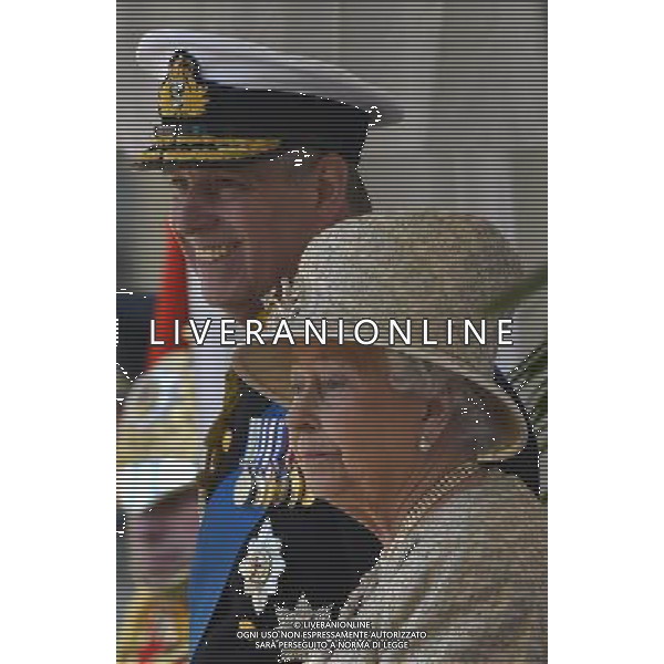 Britain\'s Queen Elizabeth (R) and her son Prince Andrew watch as the United Arab Emirates president reviews an honour guard during a ceremonial welcome at Windsor Castle, in Windsor, southern England April 30, 2013. The President is paying a state visit to Britain from April 30 to May 1. ©photoshot/AGENZIA ALDO LIVERANI SAS - ITALY ONLY - Il presidente degli Emirati Arabi Uniti Sua Altezza lo Sceicco Khalifa bin Zayed Al Nahyan incontra la regina Elisabetta II d\'inghilterra e del Principe Filippo a Windsor, durante una visita di Stato nel Regno Unito 30 aprile 2013