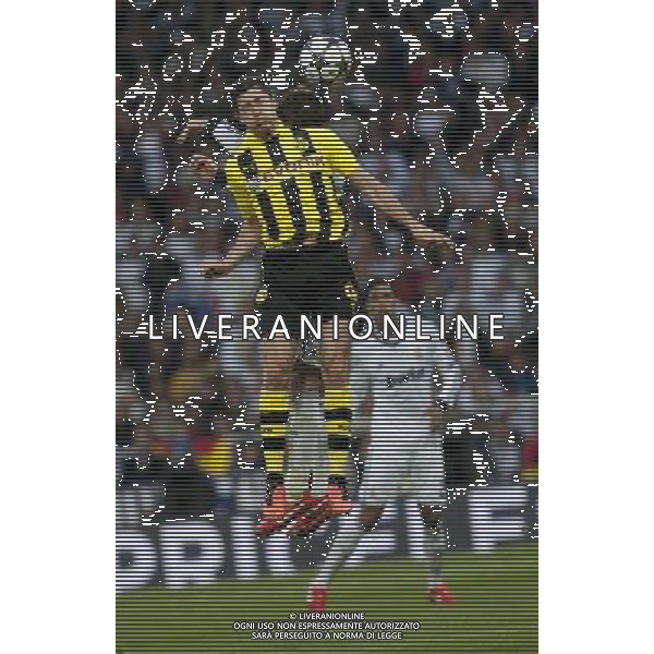 (130501) -- MADRID, May 1, 2013 () -- Borussian Dortmund\'s Robert Lewandowski (Top, R) heads the ball during the UEFA Champions League semi-final against Real Madrid in Madrid, capital of Spain, April 30, 2013. Borussia Dortmund qualified for the Champions League final, beating Real Madrid 4-3 on aggregate despite a 2-0 loss Tuesday. (/Xie Haining) ©PHOTOHSOT/AGENZIA ALDO LIVERANI SAS - ONLY ITALY - REAL MADRID- BORUSSIA DORTMUND SEMIFINALE DI RITORNO DI CHAMPIONS LEAGUE