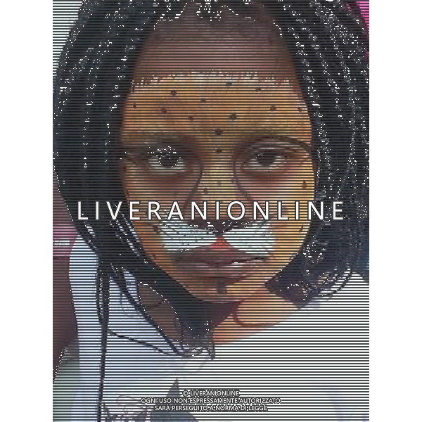 (130501) -- HARARE, May 1, 2013 () -- A kid with her face painted attends the 2013 Harare International Festival of the Arts (HIFA) in Harare, May 1, 2013. Established in 1999, HIFA is one of Africa\'s largest international arts festivals. (/Wang Yue) ©photoshot/AGENZIA ALDO LIVERANI SAS - ITALY ONLY - Bambini con la faccia dipinta al Festival Internazionale delle Arti dell\'Africa (HIFA) ad Harare, ZIMBABWE 1 maggio, 2013.