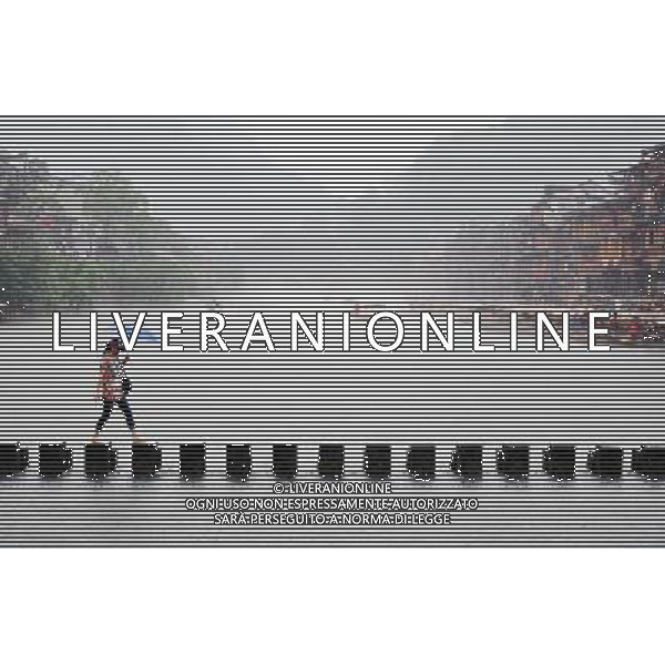 (130429) -- FENGHUANG, April 29, 2013 () -- A tourist walks on rocks in Tuojiang River by the ancient town of Fenghuang in Fenghuang County of Xiangxi Tu and Miao Autonomous Prefecture, central China\'s Hunan Province, April 29, 2013. Fenghuang witnessed rainfall on Monday, the first day of the three-day Labor Day holiday. (/Zhao Zhongzhi) (wjq) FENGHUANG, Aprile 29, 2013 - Scenario del fiume Tuojiang vicino all\'antica citta\' di Fenghuang nella regione Fenghuang di Xiangxi Tu nella Cina centrale. (/Zhao Zhongzhi) (wjq) ©Photoshot/Ag. Aldo Liverani s.a.s.-Only Italy-Editorial Use Only