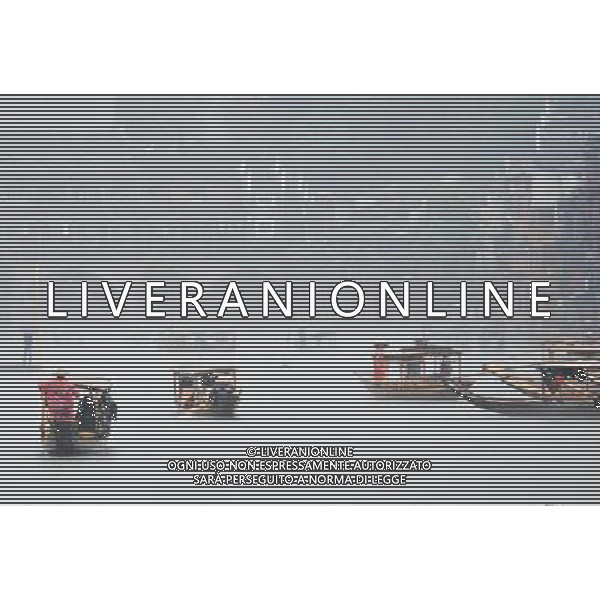 (130429) -- FENGHUANG, April 29, 2013 () -- Tourists enjoy the scenery in boats on Tuojiang River by the ancient town of Fenghuang in Fenghuang County of Xiangxi Tu and Miao Autonomous Prefecture, central China\'s Hunan Province, April 29, 2013. Fenghuang witnessed rainfall on Monday, the first day of the three-day Labor Day holiday. (/Zhao Zhongzhi) (wjq) FENGHUANG, Aprile 29, 2013 - Scenario del fiume Tuojiang vicino all\'antica citta\' di Fenghuang nella regione Fenghuang di Xiangxi Tu nella Cina centrale. (/Zhao Zhongzhi) (wjq) ©Photoshot/Ag. Aldo Liverani s.a.s.-Only Italy-Editorial Use Only