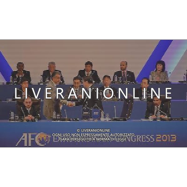 (130502) -- KUALA LUMPUR, May 2, 2013 () -- Newly elected Asian Football Confederation (AFC) President Sheikh Salman bin Ebrahim Al Khalifa (C, L) shakes hands with AFC acting president Zhang Jilong (C, R) during the AFC Extraordinary Congress 2013 in Kuala Lumpur, Malaysia, on May 2, 2013. Bahrain Football Association chief Sheikh Salman bin Ebrahim Al Khalifa achieved a convincing victory in the AFC presidential election on Thursday. (/Zhang Wenzong) ©photoshot/AGENZIA ALDO LIVERANI SAS - ITALY ONLY - Il neo-eletto presidente dell\'Asian Football Confederation (AFC) Sheikh Salman bin Ebrahim Al Khalifa in conferenza stampa dopo le elezioni presidenziali a Kuala Lumpur, in Malesia, il 2 maggio 2013.