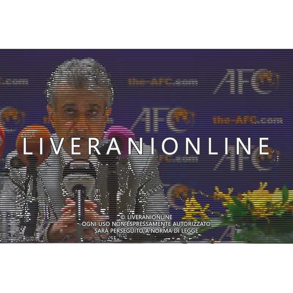 (130502) -- KUALA LUMPUR, May 2, 2013 () -- Newly elected Asian Football Confederation (AFC) President Sheikh Salman bin Ebrahim Al Khalifa (R) delivers his speech during a press conference in Kuala Lumpur, Malaysia, on May 2, 2013. Bahrain Football Association chief Sheikh Salman bin Ebrahim Al Khalifa achieved a convincing victory in the AFC presidential election on Thursday. (/Zhang Wenzong) ©photoshot/AGENZIA ALDO LIVERANI SAS - ITALY ONLY - Il neo-eletto presidente dell\'Asian Football Confederation (AFC) Sheikh Salman bin Ebrahim Al Khalifa in conferenza stampa dopo le elezioni presidenziali a Kuala Lumpur, in Malesia, il 2 maggio 2013.