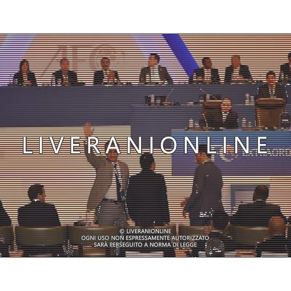 (130502) -- KUALA LUMPUR, May 2, 2013 () -- Newly elected Asian Football Confederation (AFC) President Sheikh Salman bin Ebrahim Al Khalifa (Bottom, 2L) greets supporters during the AFC Extraordinary Congress 2013 in Kuala Lumpur, Malaysia, on May 2, 2013. Bahrain Football Association chief Sheikh Salman bin Ebrahim Al Khalifa achieved a convincing victory in the AFC presidential election on Thursday. (/Zhang Wenzong) ©photoshot/AGENZIA ALDO LIVERANI SAS - ITALY ONLY - Il neo-eletto presidente dell\'Asian Football Confederation (AFC) Sheikh Salman bin Ebrahim Al Khalifa in conferenza stampa dopo le elezioni presidenziali a Kuala Lumpur, in Malesia, il 2 maggio 2013.