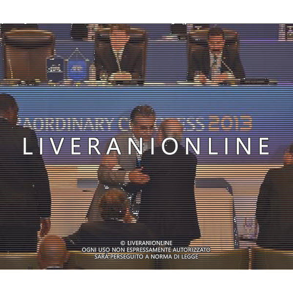 (130502) -- KUALA LUMPUR, May 2, 2013 () -- Newly elected Asian Football Confederation (AFC) President Sheikh Salman bin Ebrahim Al Khalifa (Bottom, L) is congratulates by FIFA President Joseph Blatter during the AFC Extraordinary Congress 2013 in Kuala Lumpur, Malaysia, on May 2, 2013. Bahrain Football Association chief Sheikh Salman bin Ebrahim Al Khalifa achieved a convincing victory in the AFC presidential election on Thursday. (/Zhang Wenzong) ©photoshot/AGENZIA ALDO LIVERANI SAS - ITALY ONLY - Il neo-eletto presidente dell\'Asian Football Confederation (AFC) Sheikh Salman bin Ebrahim Al Khalifa in conferenza stampa dopo le elezioni presidenziali a Kuala Lumpur, in Malesia, il 2 maggio 2013.