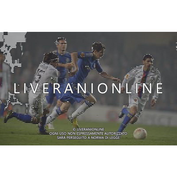 Stamford Bridge Chelsea v Basel (3-1, 5-2) 02/05/2013 Europa League Semi-Final 2nd leg Eden Hazard (Chelsea) takes on Kay Voser and Mohamed Aleny (Basel) Photo: Roger Parker Fotosports International ©photoshot/AGENZIA ALDO LIVERANI SAS - ITALY ONLY - Chelsea - Basilea semifinale di ritorno Europa League 02 maggio 2013