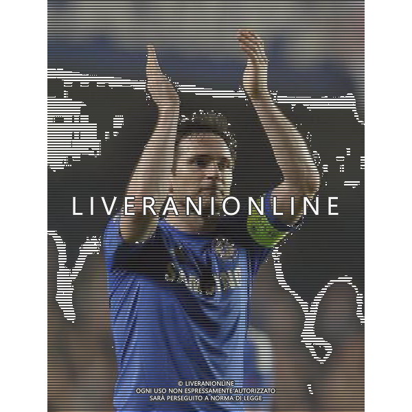 Stamford Bridge Chelsea v Basel (3-1, 5-2 agg) 02/05/2013 Europa League Semi-Final 2nd leg Frank Lampard (Chelsea) salutes fans after match Photo: Roger Parker Fotosports International ©photoshot/AGENZIA ALDO LIVERANI SAS - ITALY ONLY - Chelsea - Basilea semifinale di ritorno Europa League 02 maggio 2013