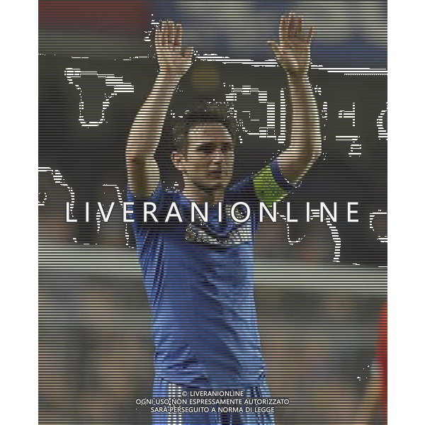 Stamford Bridge Chelsea v Basel (3-1, 5-2 agg) 02/05/2013 Europa League Semi-Final 2nd leg Frank Lampard (Chelsea) salutes fans after match Photo: Roger Parker Fotosports International ©photoshot/AGENZIA ALDO LIVERANI SAS - ITALY ONLY - Chelsea - Basilea semifinale di ritorno Europa League 02 maggio 2013