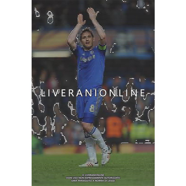 Frank Lampard applauds the fans after the final whistle Chelsea 2012/13 Chelsea V FC Basel (3-1) (5-2) 02/05/13 UEFA Europa League Semi Final Photo: Robin Parker Fotosports International ©photoshot/AGENZIA ALDO LIVERANI SAS - ITALY ONLY - Chelsea - Basilea semifinale di ritorno Europa League 02 maggio 2013