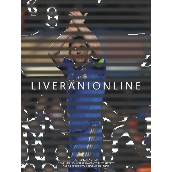 Frank Lampard applauds the fans after the final whistle Chelsea 2012/13 Chelsea V FC Basel (3-1) (5-2) 02/05/13 UEFA Europa League Semi Final Photo: Robin Parker Fotosports International ©photoshot/AGENZIA ALDO LIVERANI SAS - ITALY ONLY - Chelsea - Basilea semifinale di ritorno Europa League 02 maggio 2013