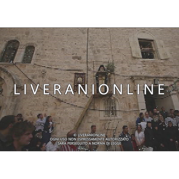 (130502) -- JERUSALEM, May 2, 2013 () -- People watch the Greek Orthodox washing of the feet ceremony outside the Church of the Holy Sepulchre in Jerusalem\'s Old City, on May 2, 2013, ahead of Orthodox Easter. (/Muammar Awad) (lr) ©photohsot/AGENZIA ALDO LIVERANI SAS - ITALY ONLY - Cerimonia della lavanda dei piedi greco-ortodossa al di fuori della Chiesa del Santo Sepolcro nella citta\' vecchia di Gerusalemme, il 2 Maggio, 2013 , prima della Pasqua ortodossa.