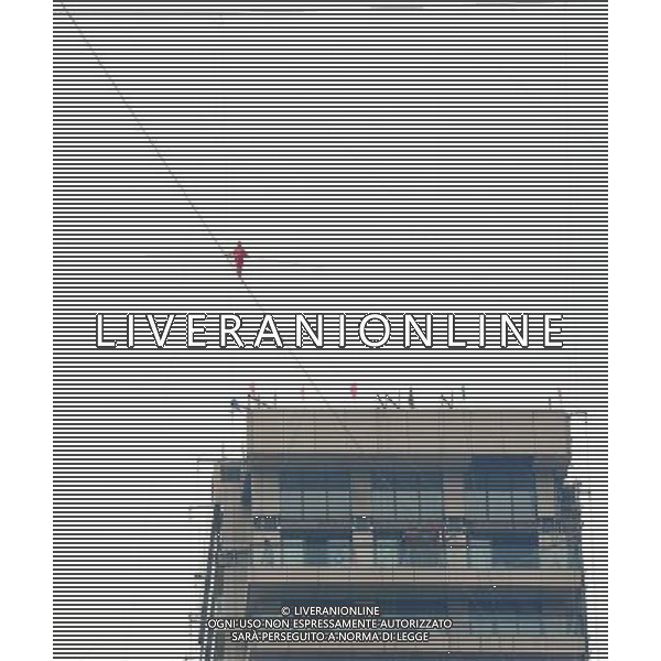 HANGZHOU, Maggio 5, 2013 - Adili Wuxor cammina a 106 metri d\'altezza vicino al fiume Desheng a Hangzhou, nella provincia di Zhejiang,nell\'est della Cina. (/Zhu Yinwei) (hdt) ©Phooshot/AGENZIA ALDO LIVERANI SAS-ITALY ONLY - EDITORIAL USE ONLY