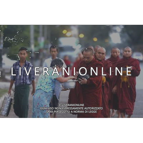 (130511) -- YANGON, May 11, 2013 () -- Myanmar monks receive alms on early morning in Yangon, Myanmar, May 11, 2013. (/U Aung) ©photoshot/AGENZIA ALDO LIVERANI SAS - ITALY ONLY - Monaci buddisti a piedi per raccogliere le elemosine di buon mattino a Yangon, Myanmar, 11 maggio 2013.