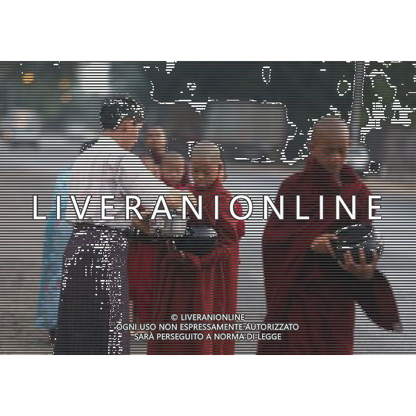 (130511) -- YANGON, May 11, 2013 () -- Myanmar novice monks receive alms on early morning in Yangon, Myanmar, May 11, 2013. (/U Aung) ©photoshot/AGENZIA ALDO LIVERANI SAS - ITALY ONLY - Monaci buddisti a piedi per raccogliere le elemosine di buon mattino a Yangon, Myanmar, 11 maggio 2013.