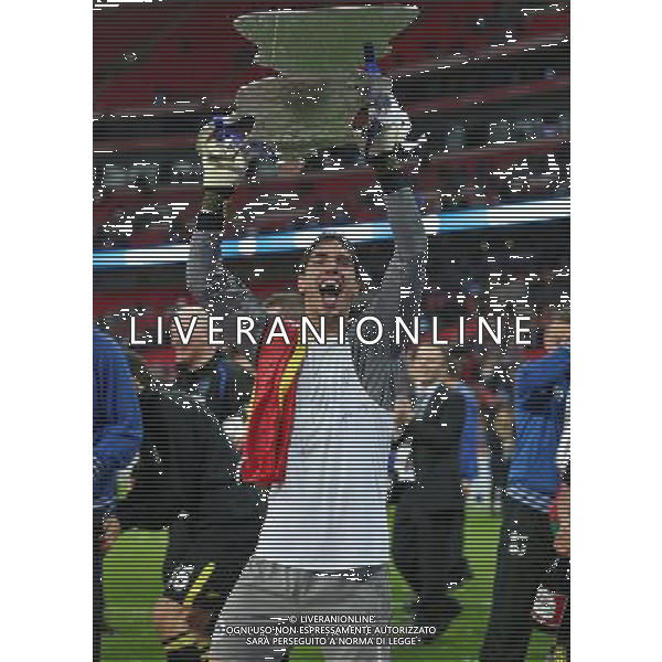 ©Marcello Pozzetti ©IPS/Marcello Pozzetti ©IPS/MAXPPP - 11/05/2013 ; LONDON ; UK - Wigan\'s Joel Robles (on loan from Atl?tico Madrid) celebrates with a silverfoil cup after Manchester City vs Wigan Athletic for the 2013 FA Cup Final at Wembley Stadium in London on 11/05/2013. Picture by Marcello Pozzetti , ©IPS Photo Agency.Thatched Cottage - Wretham - Thetford .Norfolk IP24 1RH - .TEL 01953 499403. -Personal mobile: 07973 308 835 . *** UK OUT *** AG ALDO LIVERANI S A S ONLY ITALY