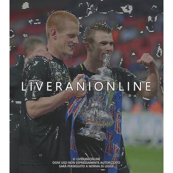 ©Marcello Pozzetti ©IPS/Marcello Pozzetti ©IPS/MAXPPP - 11/05/2013 ; LONDON ; UK - Goal scorer Wigan\'s Ben Watson with the FA Cup after Manchester City vs Wigan Athletic for the 2013 FA Cup Final at Wembley Stadium in London on 11/05/2013. Picture by Marcello Pozzetti , ©IPS Photo Agency.Thatched Cottage - Wretham - Thetford .Norfolk IP24 1RH - .TEL 01953 499403. -Personal mobile: 07973 308 835 . *** UK OUT *** AG ALDO LIVERANI S A S ONLY ITALY