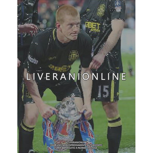 ©Marcello Pozzetti ©IPS/Marcello Pozzetti ©IPS/MAXPPP - 11/05/2013 ; LONDON ; UK - Goal scorer Wigan\'s Ben Watson with the FA Cup after Manchester City vs Wigan Athletic for the 2013 FA Cup Final at Wembley Stadium in London on 11/05/2013. Picture by Marcello Pozzetti , ©IPS Photo Agency.Thatched Cottage - Wretham - Thetford .Norfolk IP24 1RH - .TEL 01953 499403. -Personal mobile: 07973 308 835 . *** UK OUT *** AG ALDO LIVERANI S A S ONLY ITALY