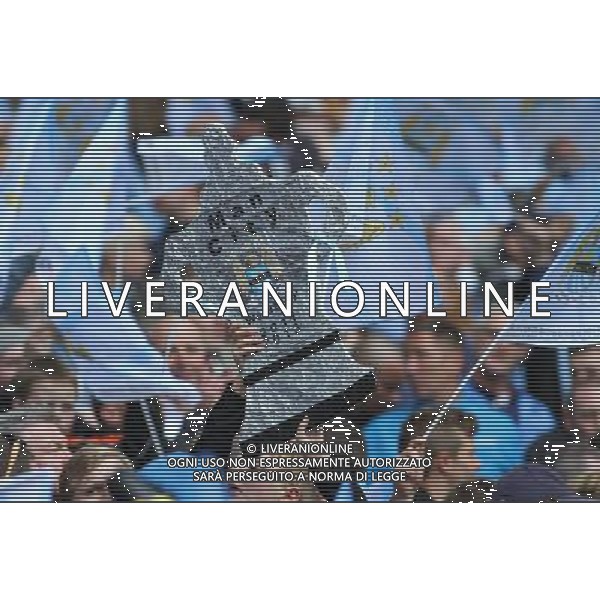 MANCHESTER CITY FAN WITH FA CUP SIGN MANCHESTER CITY V WIGAN ATHLETIC MANCHESTER CITY V WIGAN ATHLETIC. THE FA CUP FINAL 2013 WEMBLEY STADIUM, LONDON, ENGLAND, UK 11 May 2013 GAR68253 WARNING! This Photograph May Only Be Used For Newspaper And/Or Magazine Editorial Purposes. May Not Be Used For Publications Involving 1 player, 1 Club Or 1 Competition Without Written Authorisation From Football DataCo Ltd. For Any Queries, Please Contact Football DataCo Ltd on +44 (0) 207 864 9121 AG ALDO LIVERANI S A S ONLY ITALY