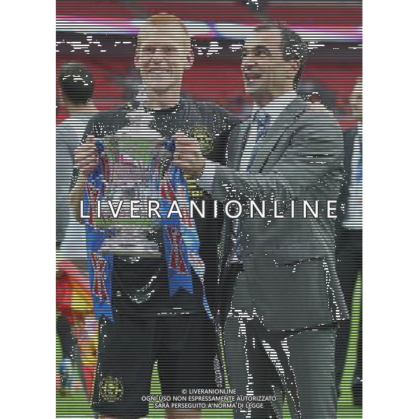BEN WATSON \' ROBERTO MARTINEZ WITH FA CUP MANCHESTER CITY V WIGAN ATHLETIC MANCHESTER CITY V WIGAN ATHLETIC. THE FA CUP FINAL 2013 WEMBLEY STADIUM, LONDON, ENGLAND, UK 11 May 2013 GAR68305 WARNING! This Photograph May Only Be Used For Newspaper And/Or Magazine Editorial Purposes. May Not Be Used For Publications Involving 1 player, 1 Club Or 1 Competition Without Written Authorisation From Football DataCo Ltd. For Any Queries, Please Contact Football DataCo Ltd on +44 (0) 207 864 9121 ©photoshot/AGENZIA ALDO LIVERANI SAS - ITALY ONLY - EDITORIAL USE ONLY