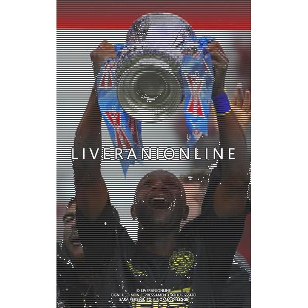 EMMERSON BOYCE WITH THE FA CUP MANCHESTER CITY V WIGAN ATHLETIC MANCHESTER CITY V WIGAN ATHLETIC. THE FA CUP FINAL 2013 WEMBLEY STADIUM, LONDON, ENGLAND, UK 11 May 2013 GAR68283 WARNING! This Photograph May Only Be Used For Newspaper And/Or Magazine Editorial Purposes. May Not Be Used For Publications Involving 1 player, 1 Club Or 1 Competition Without Written Authorisation From Football DataCo Ltd. For Any Queries, Please Contact Football DataCo Ltd on +44 (0) 207 864 9121 ©photoshot/AGENZIA ALDO LIVERANI SAS - ITALY ONLY - EDITORIAL USE ONLY