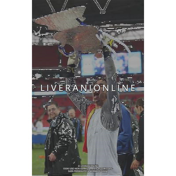 JOEL ROBLES WITH FAKE FA CUP MANCHESTER CITY V WIGAN ATHLETIC MANCHESTER CITY V WIGAN ATHLETIC. THE FA CUP FINAL 2013 WEMBLEY STADIUM, LONDON, ENGLAND, UK 11 May 2013 GAR68268 WARNING! This Photograph May Only Be Used For Newspaper And/Or Magazine Editorial Purposes. May Not Be Used For Publications Involving 1 player, 1 Club Or 1 Competition Without Written Authorisation From Football DataCo Ltd. For Any Queries, Please Contact Football DataCo Ltd on +44 (0) 207 864 9121 ©photoshot/AGENZIA ALDO LIVERANI SAS - ITALY ONLY - EDITORIAL USE ONLY