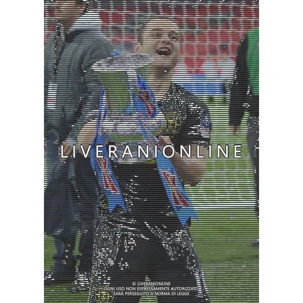 SHAUN MALONEY WITH FA CUP MANCHESTER CITY V WIGAN ATHLETIC MANCHESTER CITY V WIGAN ATHLETIC. THE FA CUP FINAL 2013 WEMBLEY STADIUM, LONDON, ENGLAND, UK 11 May 2013 GAR68267 WARNING! This Photograph May Only Be Used For Newspaper And/Or Magazine Editorial Purposes. May Not Be Used For Publications Involving 1 player, 1 Club Or 1 Competition Without Written Authorisation From Football DataCo Ltd. For Any Queries, Please Contact Football DataCo Ltd on +44 (0) 207 864 9121 ©photoshot/AGENZIA ALDO LIVERANI SAS - ITALY ONLY - EDITORIAL USE ONLY