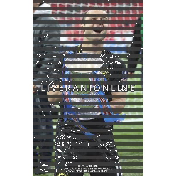 SHAUN MALONEY WITH FA CUP MANCHESTER CITY V WIGAN ATHLETIC MANCHESTER CITY V WIGAN ATHLETIC. THE FA CUP FINAL 2013 WEMBLEY STADIUM, LONDON, ENGLAND, UK 11 May 2013 GAR68266 WARNING! This Photograph May Only Be Used For Newspaper And/Or Magazine Editorial Purposes. May Not Be Used For Publications Involving 1 player, 1 Club Or 1 Competition Without Written Authorisation From Football DataCo Ltd. For Any Queries, Please Contact Football DataCo Ltd on +44 (0) 207 864 9121 ©photoshot/AGENZIA ALDO LIVERANI SAS - ITALY ONLY - EDITORIAL USE ONLY