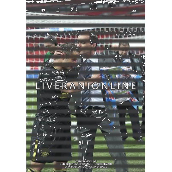 SHAUN MALONEY \' ROBERTO MARTINEZ WITH FA CUP MANCHESTER CITY V WIGAN ATHLETIC MANCHESTER CITY V WIGAN ATHLETIC. THE FA CUP FINAL 2013 WEMBLEY STADIUM, LONDON, ENGLAND, UK 11 May 2013 GAR68265 WARNING! This Photograph May Only Be Used For Newspaper And/Or Magazine Editorial Purposes. May Not Be Used For Publications Involving 1 player, 1 Club Or 1 Competition Without Written Authorisation From Football DataCo Ltd. For Any Queries, Please Contact Football DataCo Ltd on +44 (0) 207 864 9121 ©photoshot/AGENZIA ALDO LIVERANI SAS - ITALY ONLY - EDITORIAL USE ONLY