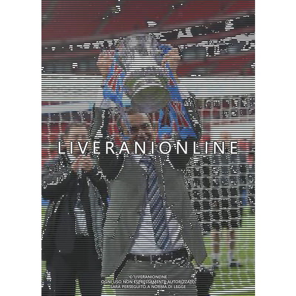 ROBERTO MARTINEZ WITH FA CUP MANCHESTER CITY V WIGAN ATHLETIC MANCHESTER CITY V WIGAN ATHLETIC. THE FA CUP FINAL 2013 WEMBLEY STADIUM, LONDON, ENGLAND, UK 11 May 2013 GAR68264 WARNING! This Photograph May Only Be Used For Newspaper And/Or Magazine Editorial Purposes. May Not Be Used For Publications Involving 1 player, 1 Club Or 1 Competition Without Written Authorisation From Football DataCo Ltd. For Any Queries, Please Contact Football DataCo Ltd on +44 (0) 207 864 9121 ©photoshot/AGENZIA ALDO LIVERANI SAS - ITALY ONLY - EDITORIAL USE ONLY