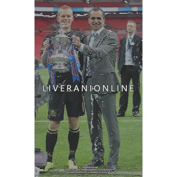 BEN WATSON \' ROBERTO MARTINEZ WITH FA CUP MANCHESTER CITY V WIGAN ATHLETIC MANCHESTER CITY V WIGAN ATHLETIC. THE FA CUP FINAL 2013 WEMBLEY STADIUM, LONDON, ENGLAND, UK 11 May 2013 GAR68260 WARNING! This Photograph May Only Be Used For Newspaper And/Or Magazine Editorial Purposes. May Not Be Used For Publications Involving 1 player, 1 Club Or 1 Competition Without Written Authorisation From Football DataCo Ltd. For Any Queries, Please Contact Football DataCo Ltd on +44 (0) 207 864 9121 ©photoshot/AGENZIA ALDO LIVERANI SAS - ITALY ONLY - EDITORIAL USE ONLY