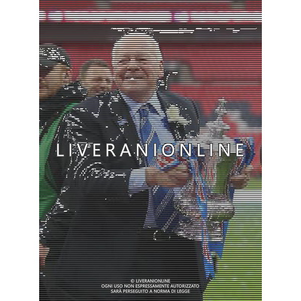 DAVE WHELAN WITH FA CUP MANCHESTER CITY V WIGAN ATHLETIC MANCHESTER CITY V WIGAN ATHLETIC. THE FA CUP FINAL 2013 WEMBLEY STADIUM, LONDON, ENGLAND, UK 11 May 2013 GAR68257 WARNING! This Photograph May Only Be Used For Newspaper And/Or Magazine Editorial Purposes. May Not Be Used For Publications Involving 1 player, 1 Club Or 1 Competition Without Written Authorisation From Football DataCo Ltd. For Any Queries, Please Contact Football DataCo Ltd on +44 (0) 207 864 9121 ©photoshot/AGENZIA ALDO LIVERANI SAS - ITALY ONLY - EDITORIAL USE ONLY