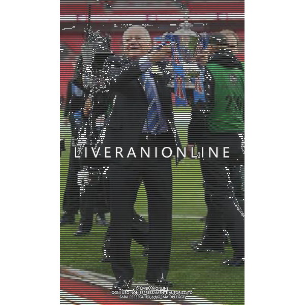 DAVE WHELAN WITH FA CUP MANCHESTER CITY V WIGAN ATHLETIC MANCHESTER CITY V WIGAN ATHLETIC. THE FA CUP FINAL 2013 WEMBLEY STADIUM, LONDON, ENGLAND, UK 11 May 2013 GAR68256 WARNING! This Photograph May Only Be Used For Newspaper And/Or Magazine Editorial Purposes. May Not Be Used For Publications Involving 1 player, 1 Club Or 1 Competition Without Written Authorisation From Football DataCo Ltd. For Any Queries, Please Contact Football DataCo Ltd on +44 (0) 207 864 9121 ©photoshot/AGENZIA ALDO LIVERANI SAS - ITALY ONLY - EDITORIAL USE ONLY