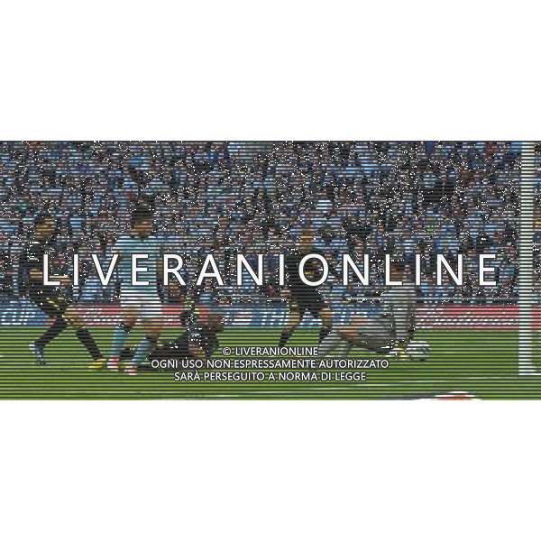 Wembley Stadium Manchester City v Wigan (0-1) FA Cup Final 11/05/2013 Sergio Aguero (Manchester City) misses first half chance from close range Photo: Roger Parker Fotosports International ©PHOTOSHOT/AGENZIA ALDO LIVERANI SAS - ITALY ONLY - EDITORIAL USE ONLY