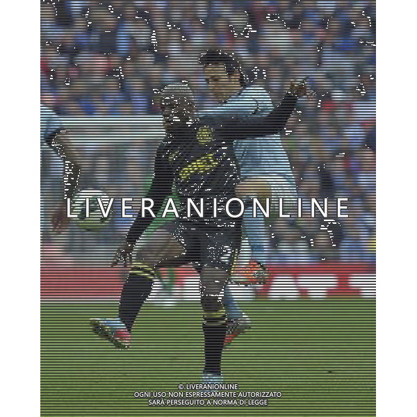 Wembley Stadium Manchester City v Wigan (0-1)FA Cup Final 11/05/2013 David Silva (Manchester City) challenges Arouna Kone (Wigan) Photo: Roger Parker Fotosports International ©PHOTOSHOT/AGENZIA ALDO LIVERANI SAS - ITALY ONLY - EDITORIAL USE ONLY