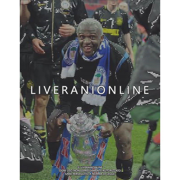 Wembley Stadium Manchester City v Wigan (0-1) FA Cup Final 11/05/2013 Arouna Kone Wigan celebrates win the FA Cup Photo: Roger Parker Fotosports International ©PHOTOSHOT/AGENZIA ALDO LIVERANI SAS - ITALY ONLY - EDITORIAL USE ONLY