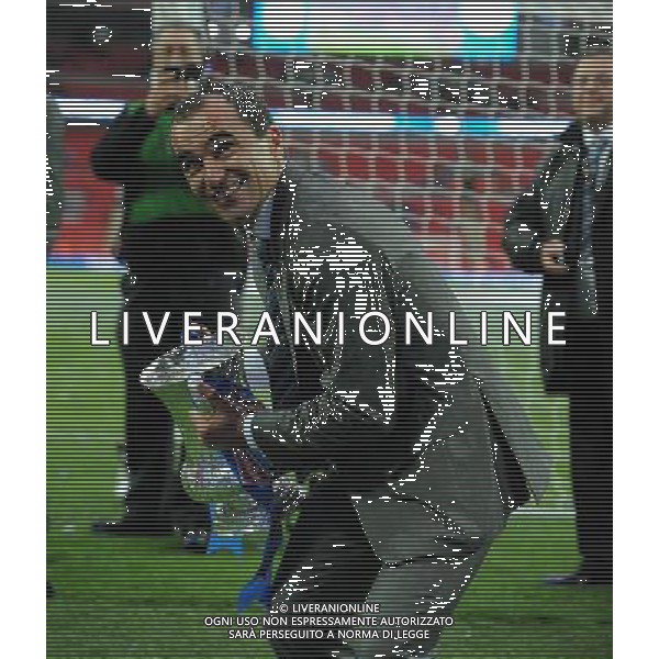 Roberto Martinez Manager Celebrates with the FA Cup Wigan Athletic FA Cup Winners 2013 Manchester City V Wigan Athletic (0-1) 11/05/13 FA Cup Final 2013 Photo: Robin Parker Fotosports International ©PHOTOSHOT/AGENZIA ALDO LIVERANI SAS - ITALY ONLY - EDITORIAL USE ONLY