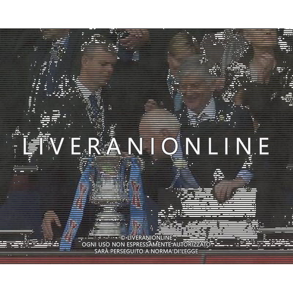 Wembley Stadium Manchester City v Wigan (0-1) FA Cup Final 11/05/2013 Wigan chairman Dave Whelan kisses the FA Cup watched by David Bernstein Photo: Roger Parker Fotosports International ©PHOTOSHOT/AGENZIA ALDO LIVERANI SAS - ITALY ONLY - EDITORIAL USE ONLY