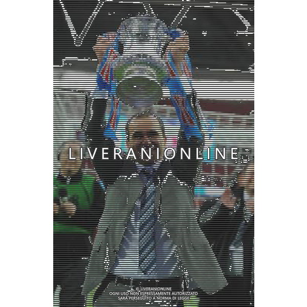 Roberto Martinez Manager Celebrates with the FA Cup Wigan Athletic FA Cup Winners 2013 Manchester City V Wigan Athletic (0-1) 11/05/13 FA Cup Final 2013 Photo: Robin Parker Fotosports International ©PHOTOSHOT/AGENZIA ALDO LIVERANI SAS - ITALY ONLY - EDITORIAL USE ONLY