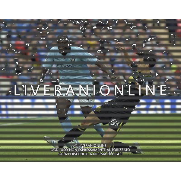 Wembley Stadium Manchester City v Wigan (0-1)FA Cup Final 11/05/2013 Yaya Toure (Manchester City) Paul Scharner (Wigan) Photo: Roger Parker Fotosports International ©PHOTOSHOT/AGENZIA ALDO LIVERANI SAS - ITALY ONLY - EDITORIAL USE ONLY