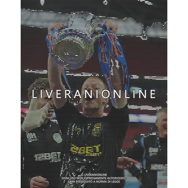 Ben Watson Celebrates with the FA Cup Wigan Athletic FA Cup Winners 2013 Manchester City V Wigan Athletic (0-1) 11/05/13 FA Cup Final Photo: Robin Parker Fotosports International ©PHOTOSHOT/AGENZIA ALDO LIVERANI SAS - ITALY ONLY - EDITORIAL USE ONLY