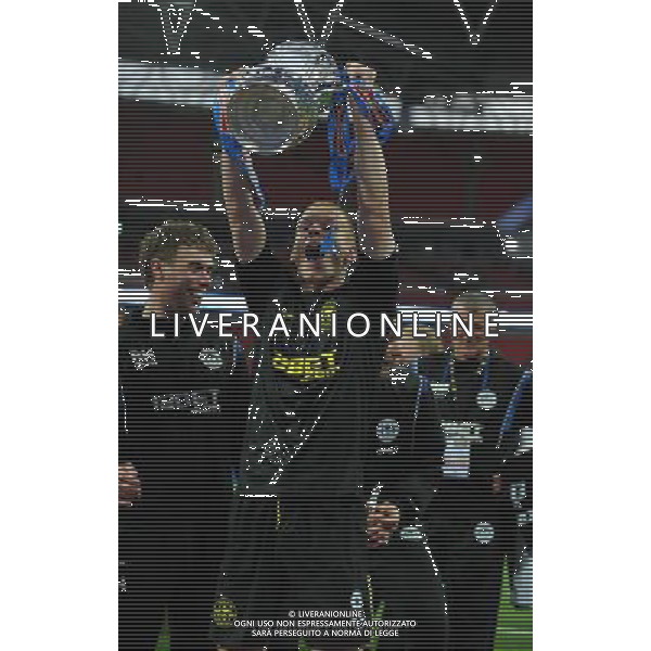 Ben Watson Celebrates with the FA Cup Wigan Athletic FA Cup Winners 2013 Manchester City V Wigan Athletic (0-1) 11/05/13 FA Cup Final Photo: Robin Parker Fotosports International ©PHOTOSHOT/AGENZIA ALDO LIVERANI SAS - ITALY ONLY - EDITORIAL USE ONLY