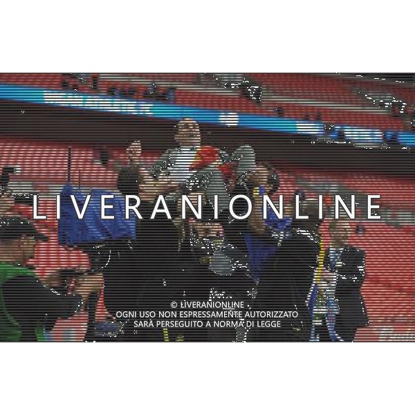 Roberto Martinez Manager Celebrates as Wigan Athlectic Players throw him in the air Wigan Athletic 2012/13 Manchester City V Wigan Athletic (0-1) 11/05/13 FA Cup Final Photo: Robin Parker Fotosports International ©PHOTOSHOT/AGENZIA ALDO LIVERANI SAS - ITALY ONLY - EDITORIAL USE ONLY