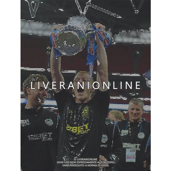 Ben Watson Celebrates with the FA Cup Wigan Athletic FA Cup Winners 2013 Manchester City V Wigan Athletic (0-1) 11/05/13 FA Cup Final Photo: Robin Parker Fotosports International ©PHOTOSHOT/AGENZIA ALDO LIVERANI SAS - ITALY ONLY - EDITORIAL USE ONLY