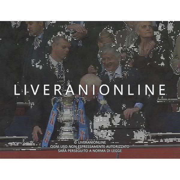 Wembley Stadium Manchester City v Wigan (0-1) FA Cup Final 11/05/2013 Wigan chairman Dave Whelan kisses the FA Cup Photo: Roger Parker Fotosports International ©PHOTOSHOT/AGENZIA ALDO LIVERANI SAS - ITALY ONLY - EDITORIAL USE ONLY