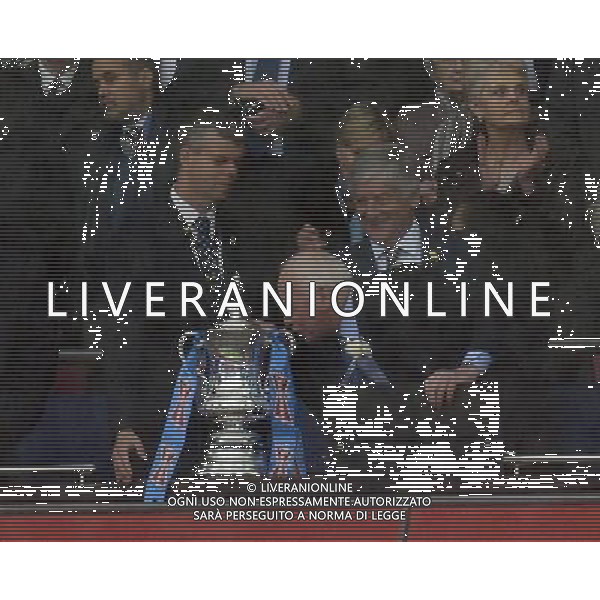 Wembley Stadium Manchester City v Wigan (0-1) FA Cup Final 11/05/2013 Wigan chairman Dave Whelan kisses the FA Cup Photo: Roger Parker Fotosports International ©PHOTOSHOT/AGENZIA ALDO LIVERANI SAS - ITALY ONLY - EDITORIAL USE ONLY