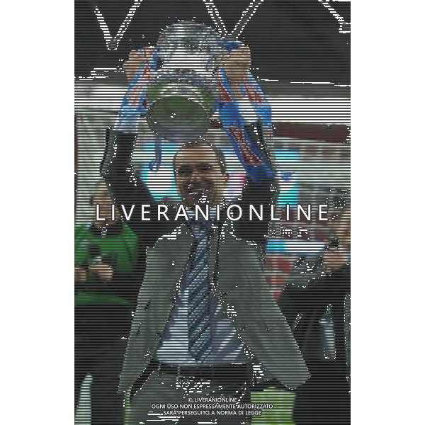 Roberto Martinez Manager Celebrates with the FA Cup Wigan Athletic 2012/13 Manchester City V Wigan Athletic (0-1) 11/05/13 FA Cup Final Photo: Robin Parker Fotosports International ©PHOTOSHOT/AGENZIA ALDO LIVERANI SAS - ITALY ONLY - EDITORIAL USE ONLY