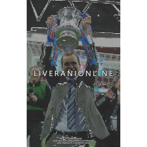 Roberto Martinez Manager Celebrates with the FA Cup Wigan Athletic 2012/13 Manchester City V Wigan Athletic (0-1) 11/05/13 FA Cup Final Photo: Robin Parker Fotosports International ©PHOTOSHOT/AGENZIA ALDO LIVERANI SAS - ITALY ONLY - EDITORIAL USE ONLY