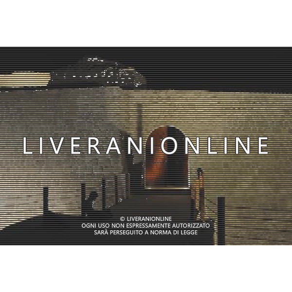 (130513) -- MANAMA, May 13, 2013 () -- A tourist rests in front of Qal\'at al-Bahrain in Manama, Bahrain, May 11, 2013. Qal\'at al-Bahrain is a typical tell-an artificial mound created by many successive layers of human occupation. The strata of the 300 x 600 meters tell testify to continuous human presence from about 2300 BC to the 16th century AD. It was once the capital of the Dilmun civilization and was inscribed as a UNESCO World Heritage Site in 2005. (/Wang Bo) (yc) ©Photoshot/Ag. Aldo Liverani s.a.s.-Only Italy-Editorial Use Only