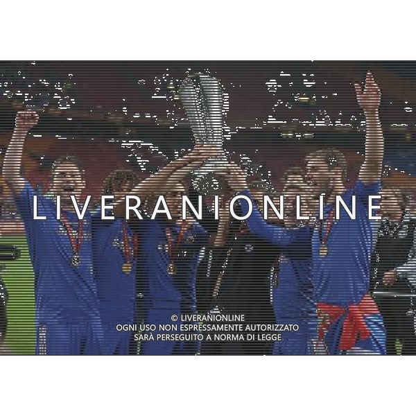 ©Marcello Pozzetti ©IPS/Marcello Pozzetti ©IPS/MAXPPP - 15/05/2013 ; Amsterdam ; UK - David Luiz of Chelsea with Ramires of Chelsea and Oscar of Chelsea with cup after the final between SL Benfica vs Chelsea FC for the Europa League Final at the ArenA in Amsterdam ( Holland) on 15/05/2013. Picture by Marcello Pozzetti , ©IPS Photo Agency.Thatched Cottage - Wretham - Thetford .Norfolk IP24 1RH - .TEL 01953 499403. -Personal mobile: 07973 308 835 . *** UK OUT *** AG ALDO LIVERANI S A S ONLY ITALY
