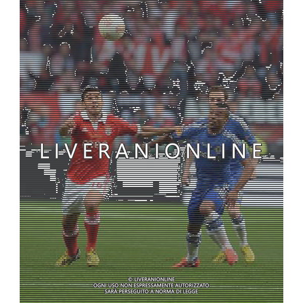 Amsterdam Arena Benfica v Chelsea Europa League Final 15/05/2013 Eduardo Salvio (Benfica) Ashley Cole (Chelsea) Photo: Roger Parker Fotosports International ©PHOTOSHOT/AGENZIA ALDO LIVERANI SAS - ITALY ONLY - EDITORIAL USE ONLY
